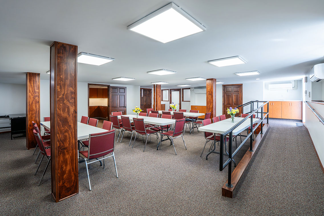Photo a church fellowship hall.